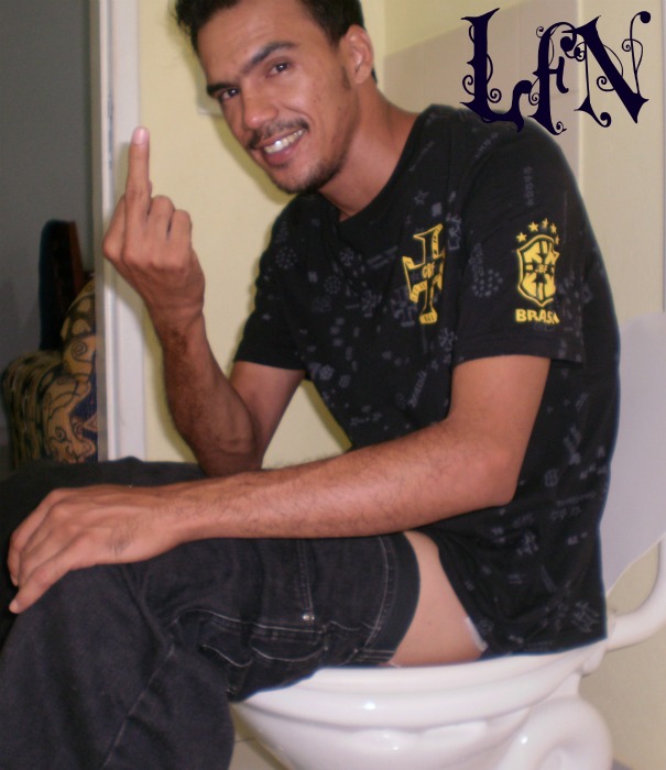 AI SIM "INFEI O DEDÃO"MAIS NUM ERA NA COLT..ERA PRA MIM SE LIMPAR ....RSRSRRS